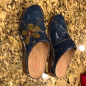 Shoes blue green flower 11 runs small